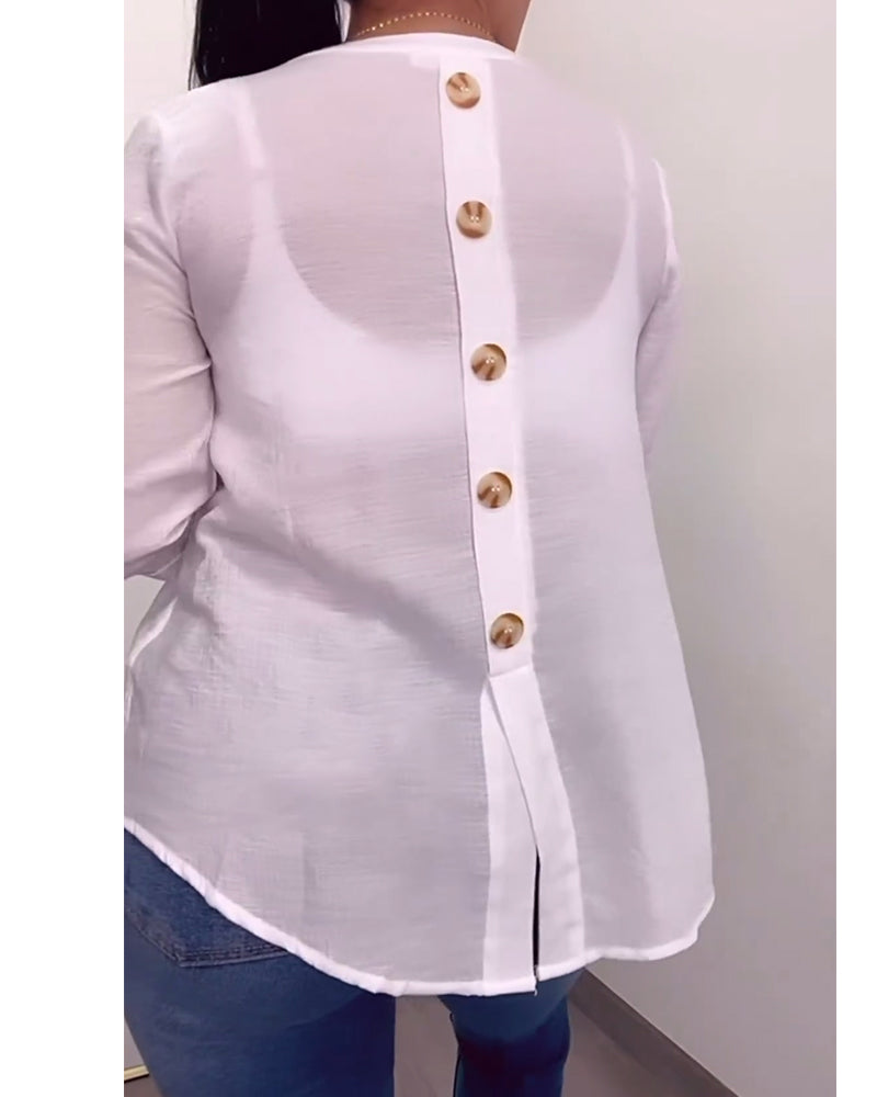 Blusa sencilla con escote en pico y bolsillos lisos.