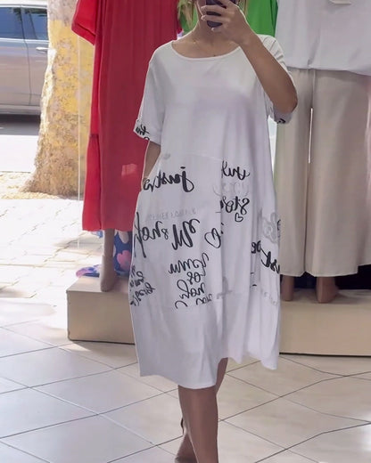 Vestido de cuello redondo con estampado de letras