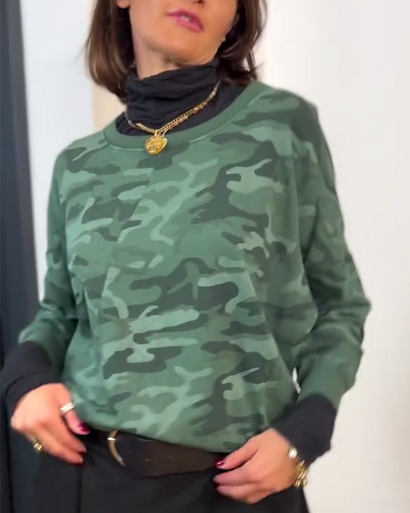 Lässiges sweatshirt mit rundhalsausschnitt und camouflage-print