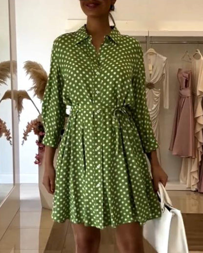 Modefest- Kleid mit Knöpfen und Schnürung am Revers und Polka-Dot-Print