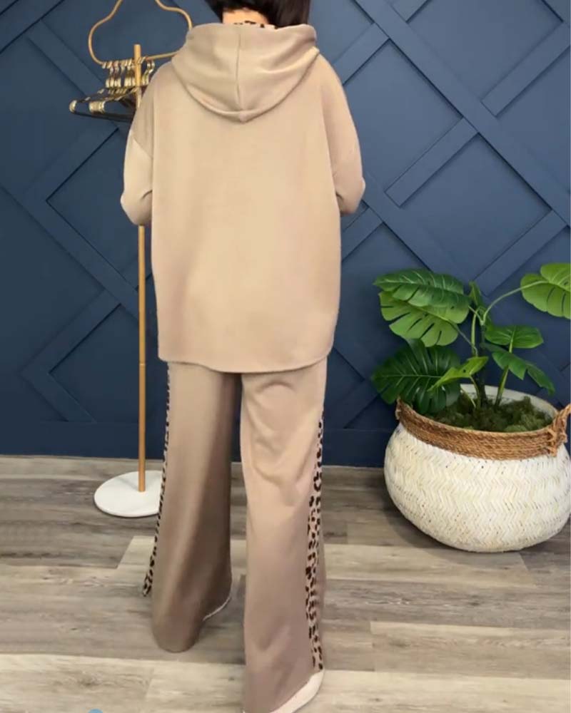 Zweiteiliges set aus kapuzenpullover und hose mit leopardenmuster