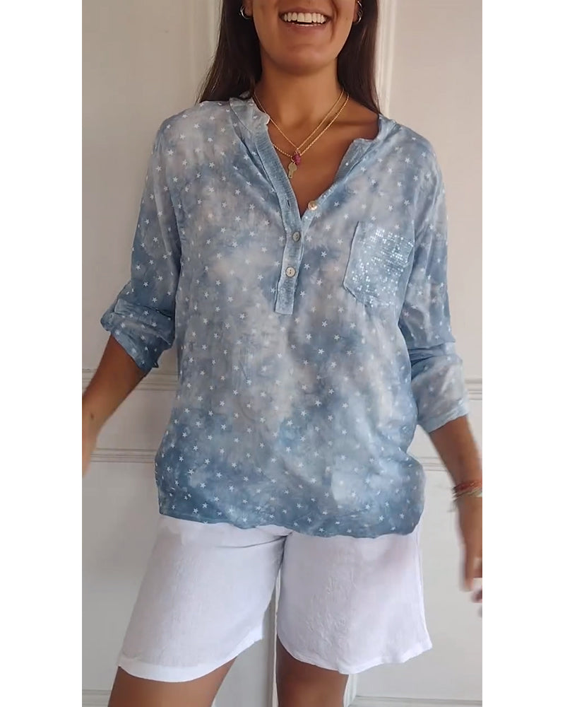 Modefest- Bluse mit V-Ausschnitt und Knopfleiste mit Sternen-Print