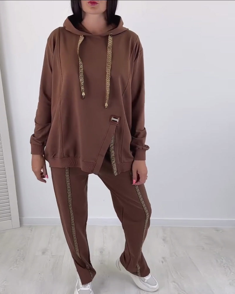 Lässiges, einfarbiges hoodie-set mit schlitz