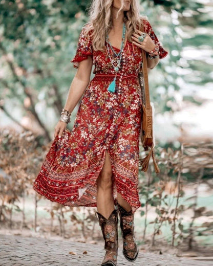 Vestido estampado boho com manga curta e fenda