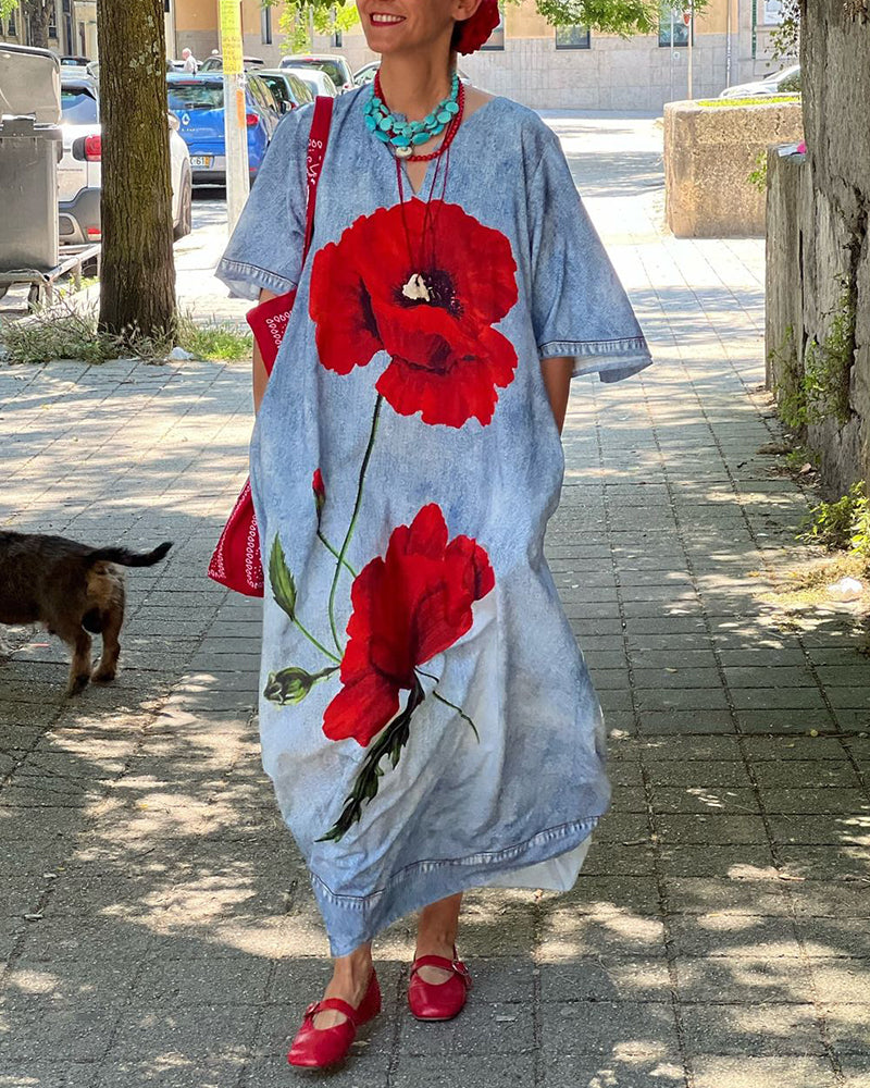 Vestido casual suelto con estampado floral y escote en pico.