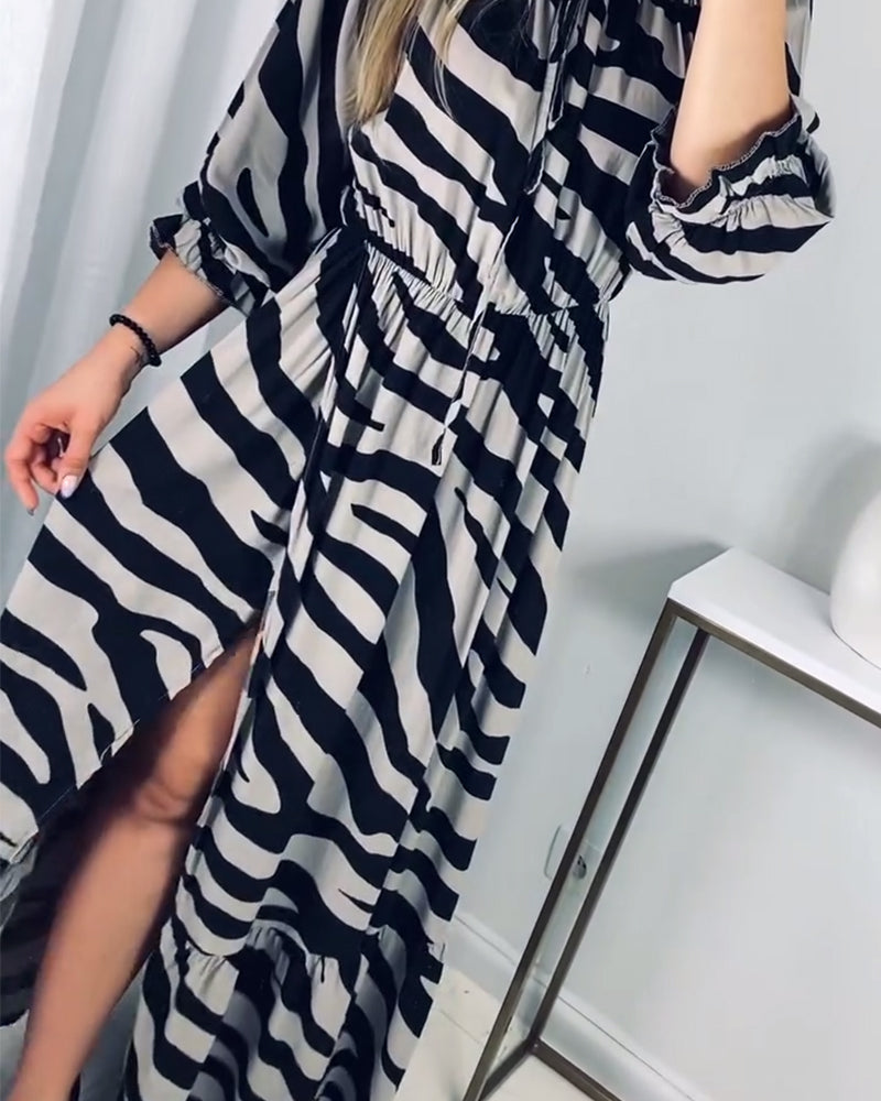 Robe élégante avec fente et imprimé rayé contrasté