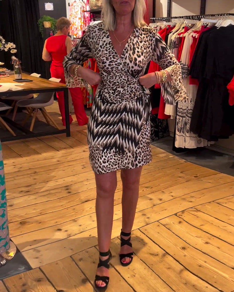 Modefest- Kleid mit V-Ausschnitt und Glockenärmeln mit Leopardenmuster