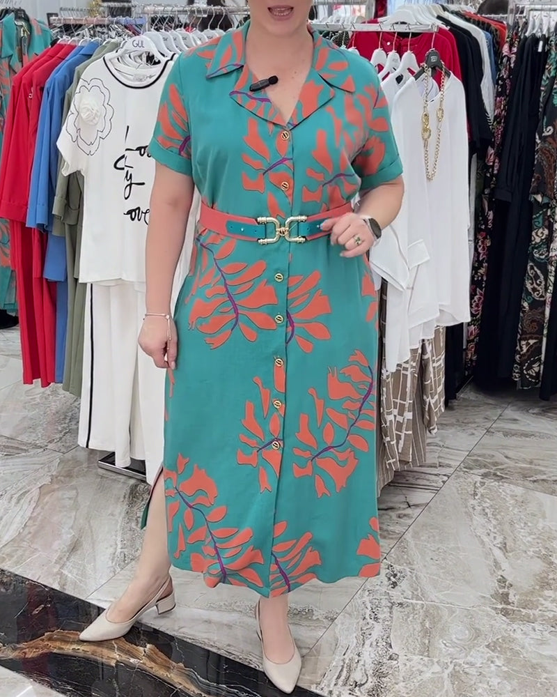 Elegantes kleid mit blätterprint am revers