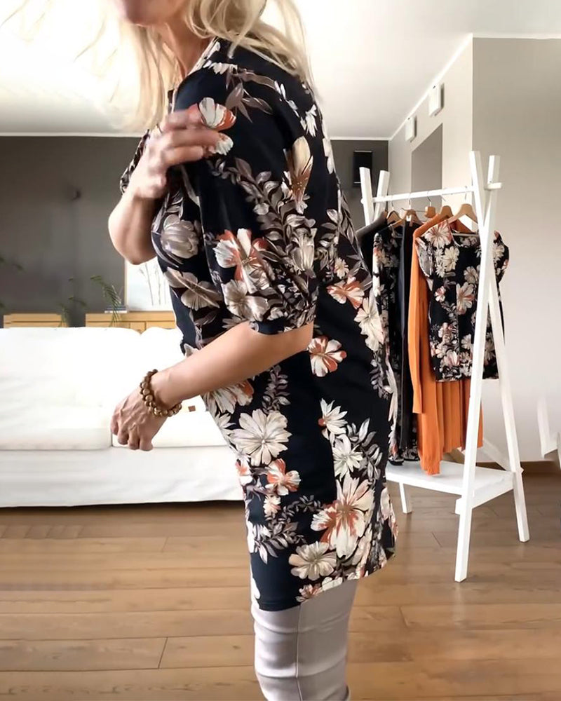 Blusa casual com estampa floral e mangas até a metade