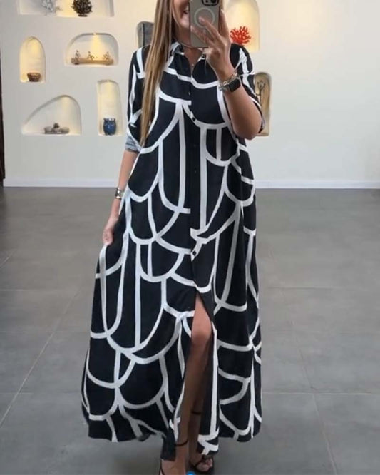 Modefest- Langes Schlitzkleid mit kontrastierendem bedrucktem Revers