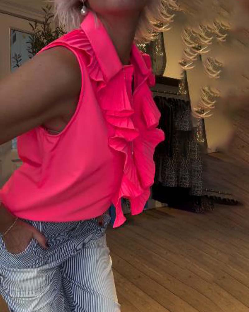 Fashionable sleeveless blouse with ruffles and lapels