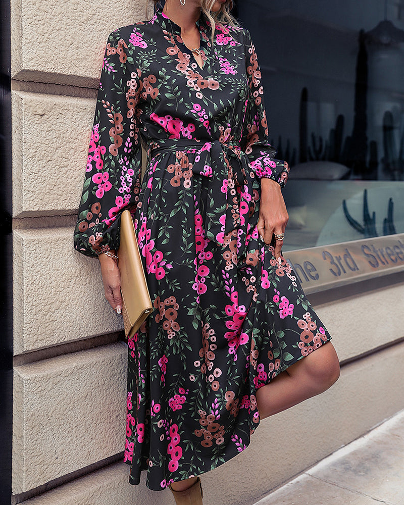 Modefest- Floral bedrucktes Kleid mit V-Ausschnitt