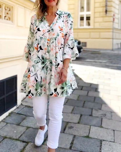 Elegant blouse with v-neck and floral print