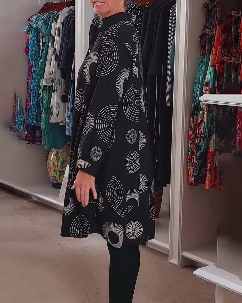 Lässiges Kleid mit Revers und geometrischem Print