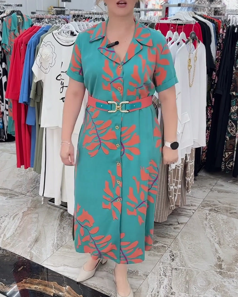 Elegantes kleid mit blätterprint am revers