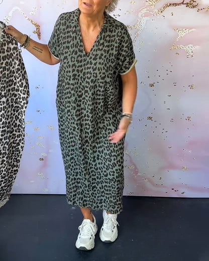 Vestido manga curta com estampa de leopardo e decote em V