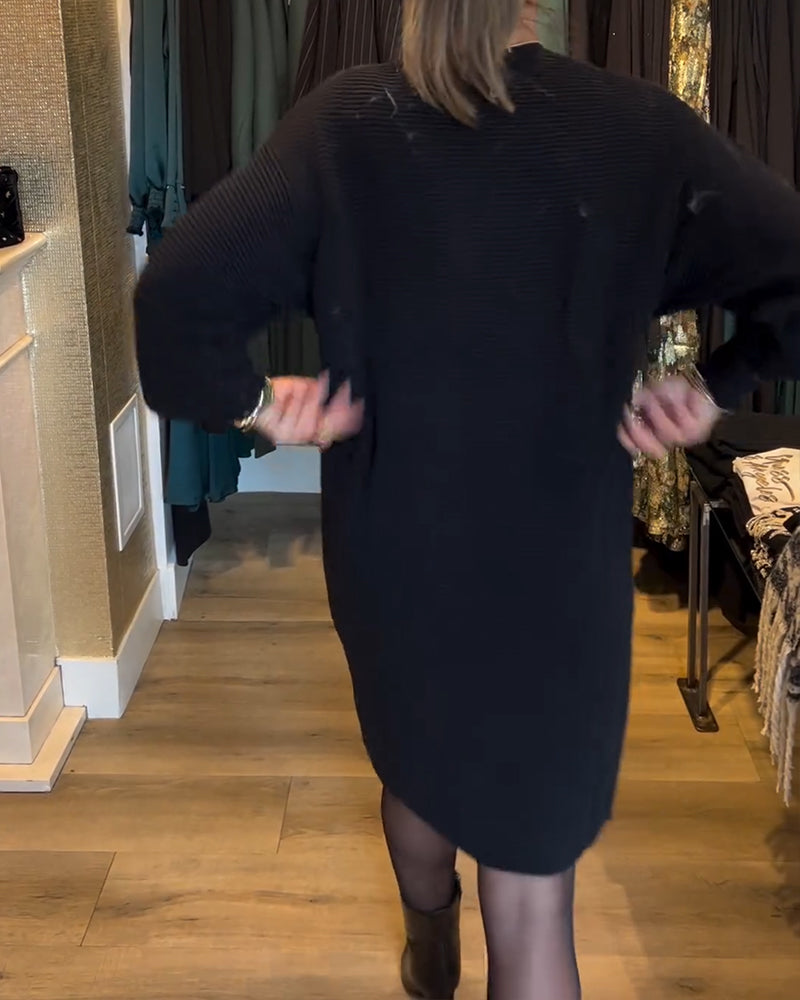 Modefest- Einfarbiges Pulloverkleid mit V-Ausschnitt