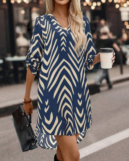 Fashionable v-shaped printed dress with three-quarter sleeves and irregular fit