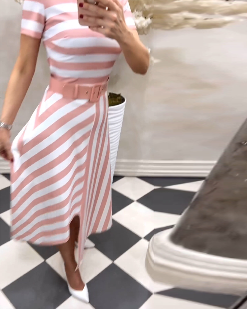 Modefest- Kleid mit Rundhalsausschnitt und Schlitz und kontrastierendem Streifen-Print