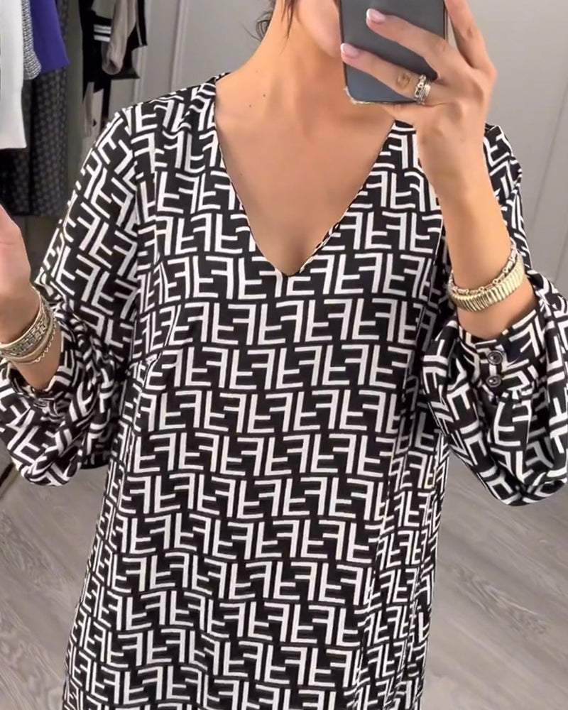 Kleid mit aufgedrucktem geometrischem Muster