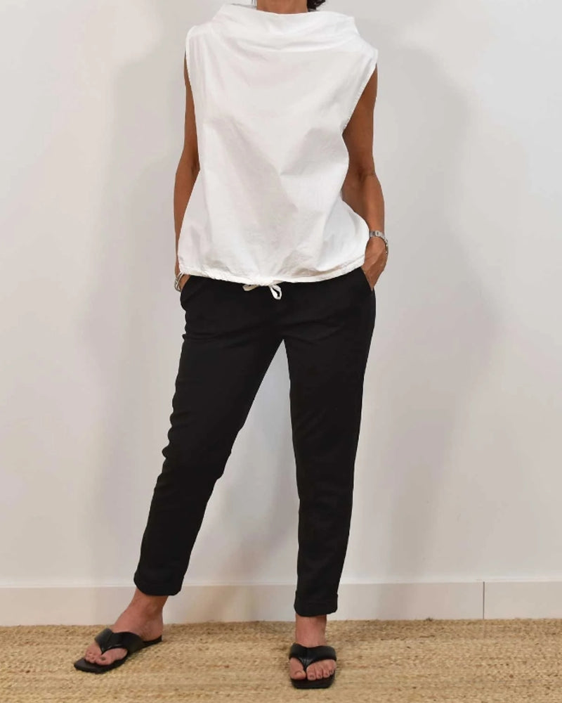 Fashionable, plain, sleeveless blouse with stand-up collar and drawstring