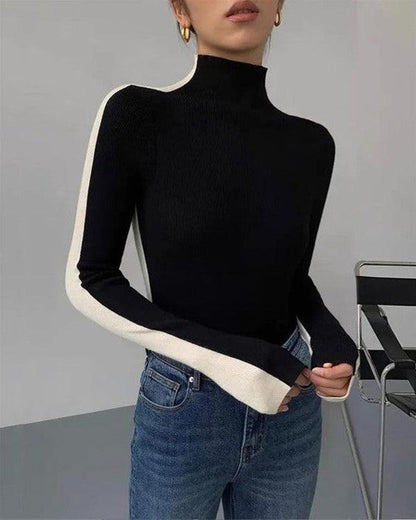 Eleganter Rollkragenpullover mit langen Ärmeln in Kontrastfarbe