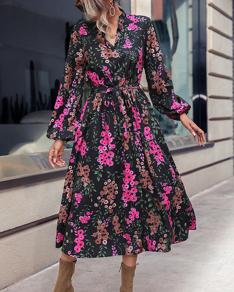 Modefest- Floral bedrucktes Kleid mit V-Ausschnitt