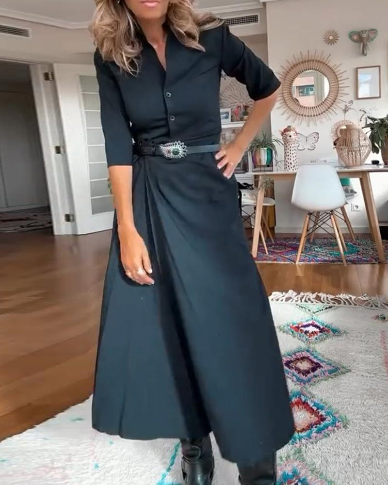 Lässiges, einfarbiges kleid mit halblangen ärmeln und schleife