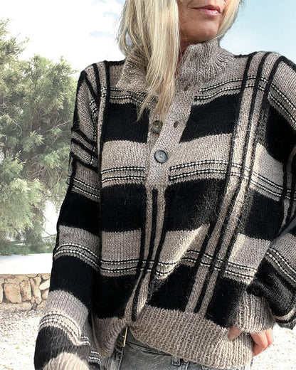 Lässiger pullover mit kontrastierendem karomuster, stehkragen und knopf