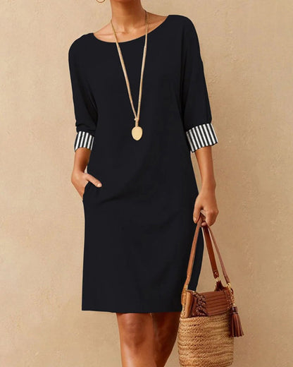 Elegant dress with round neck and striped pattern