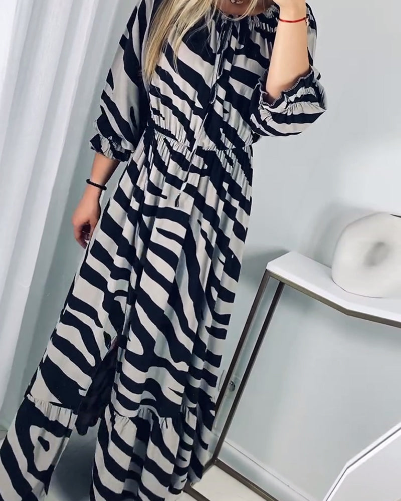 Robe élégante avec fente et imprimé rayé contrasté