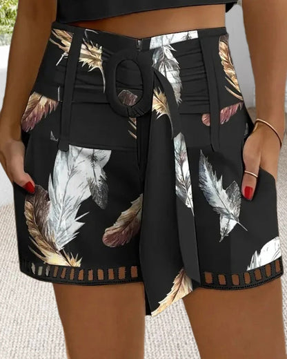 Modefest- Elegante Shorts mit Federprint und Ausschnitt