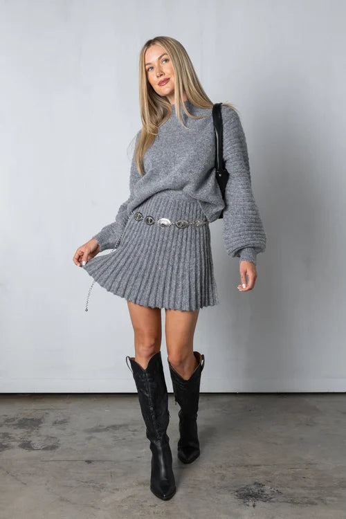 Modefest- Eleganter Plissee-Pullover und -Rock Grau mit Heidekraut